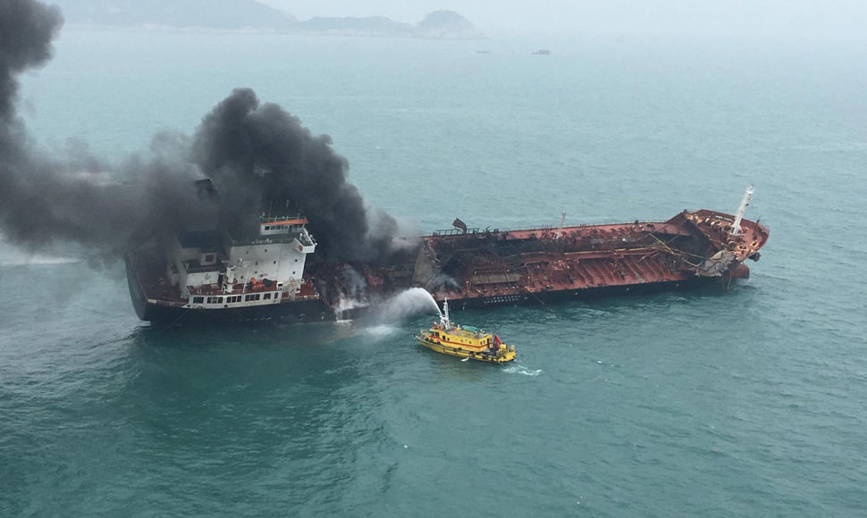Prie Honkongo krantų užsiliepsnojus tanklaivis