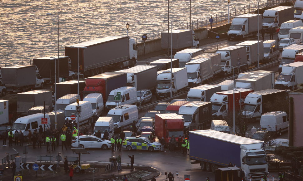 Jungtinėje Karalystėje įstrigę sunkvežimių vairuotojai patiria didelių sunkumų