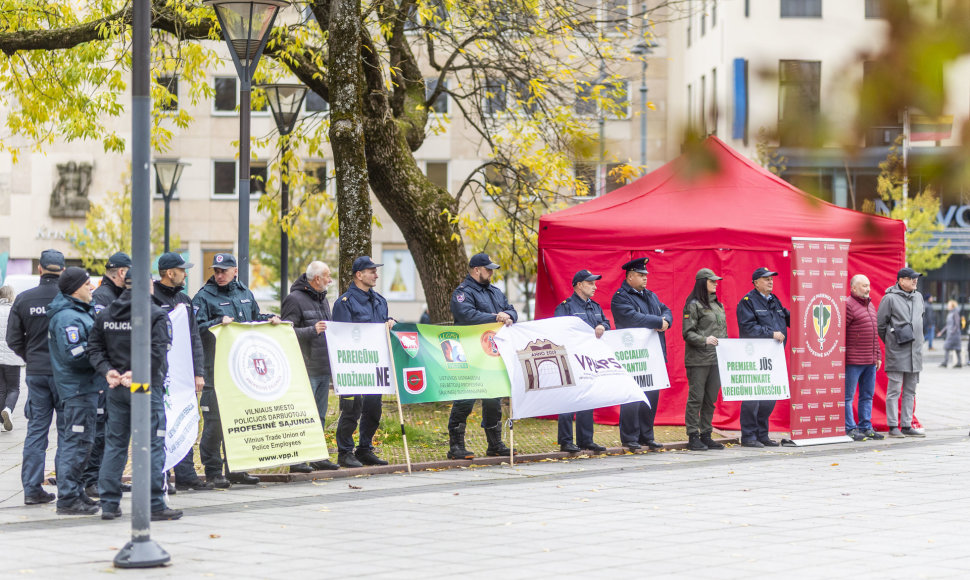 Pareigūnai protestavo prie LR Vyriausybės