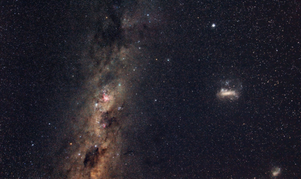 Būdingas Pietų pusrutulio dangaus vaizdas-greta Paukščių Tako-Didysis ir Mažasis Magelano Debesys