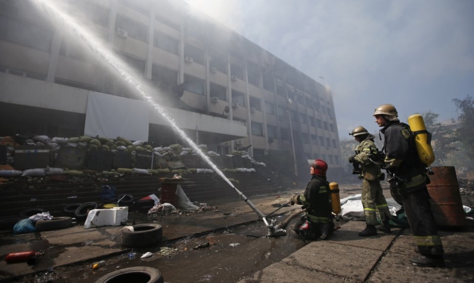 Gaisrininkai gesina gaisrą Mariupolio tarybos pastate