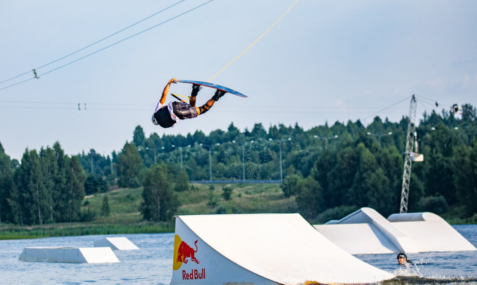 Akimirka iš „Red Bull Wake2el” vandenlenčių varžybų