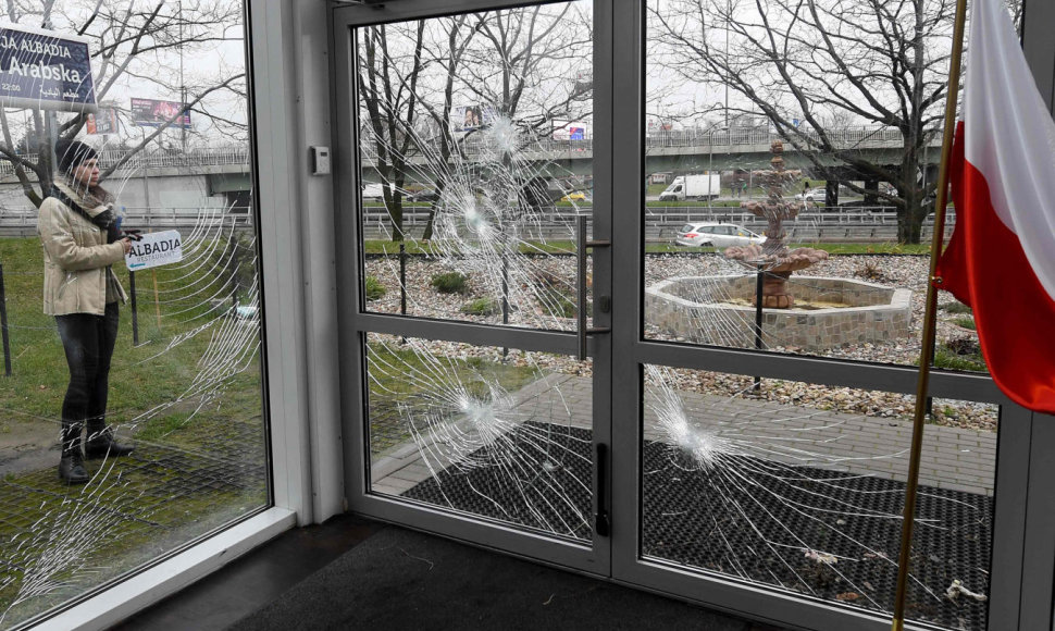 Išdaužtas langas Musulmonų kultūros centre Varšuvoje