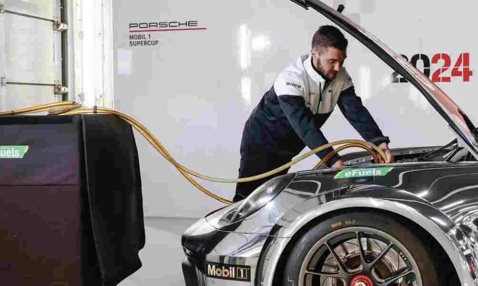 Į lenktyninį Porsche 911 Cup pilamas sintetinis benzinas, 2024 m. Porsche daug investavo į sintetinio benzino kūrimą (Porsche nuotrauka)