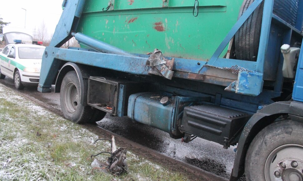 Autobuso ir šiukšliavežio avarija
