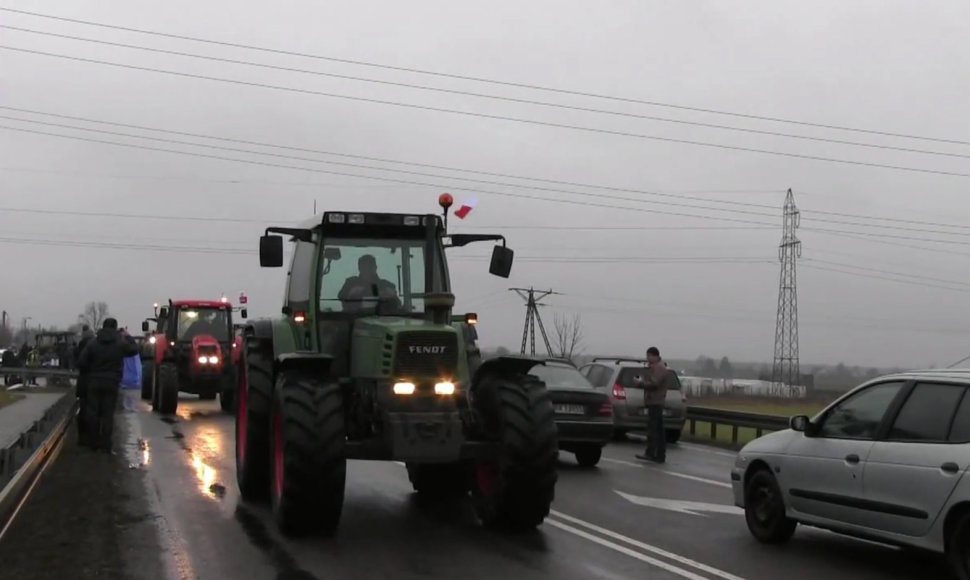 Lenkų ūkininkai su traktoriai traukia į Varšuvą.