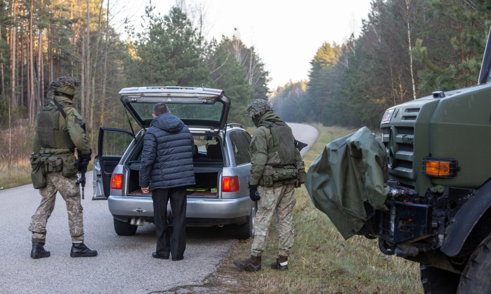 Įvedus nepaprastąją padėtį kariai tikrina į pasienio zoną įvažiuojančius automobilius ties Šventežerio (Druskininkų sav.) kaimu