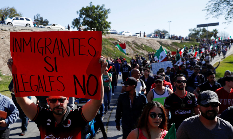 Plakate skelbiama: „Imigrantams - taip, nelegalams - ne.“