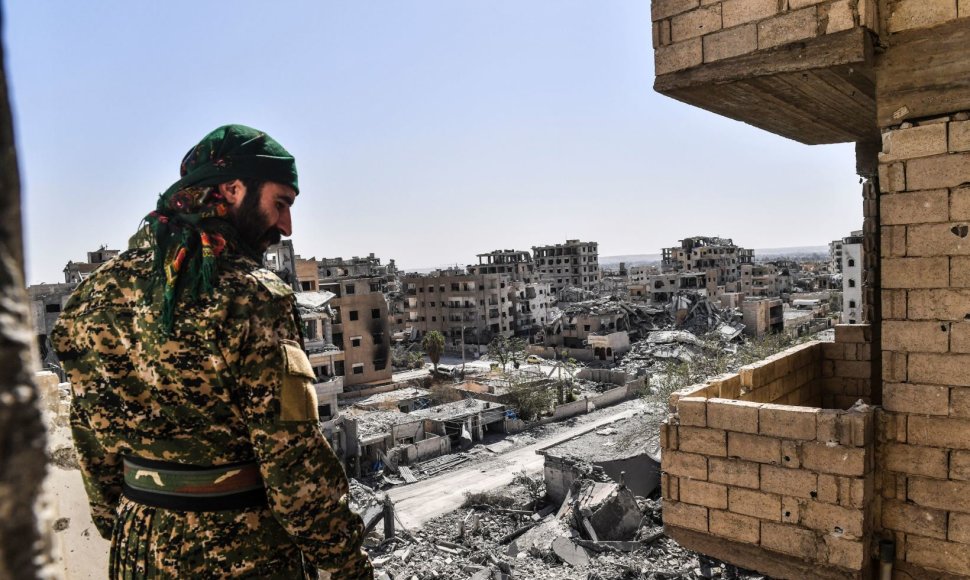 Sirijos demokratinių pajėgų karys sugriautoje Rakoje
