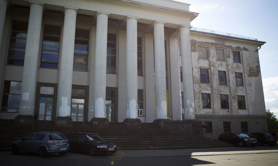 Apleisti Vilniaus Profsąjungų rūmai.