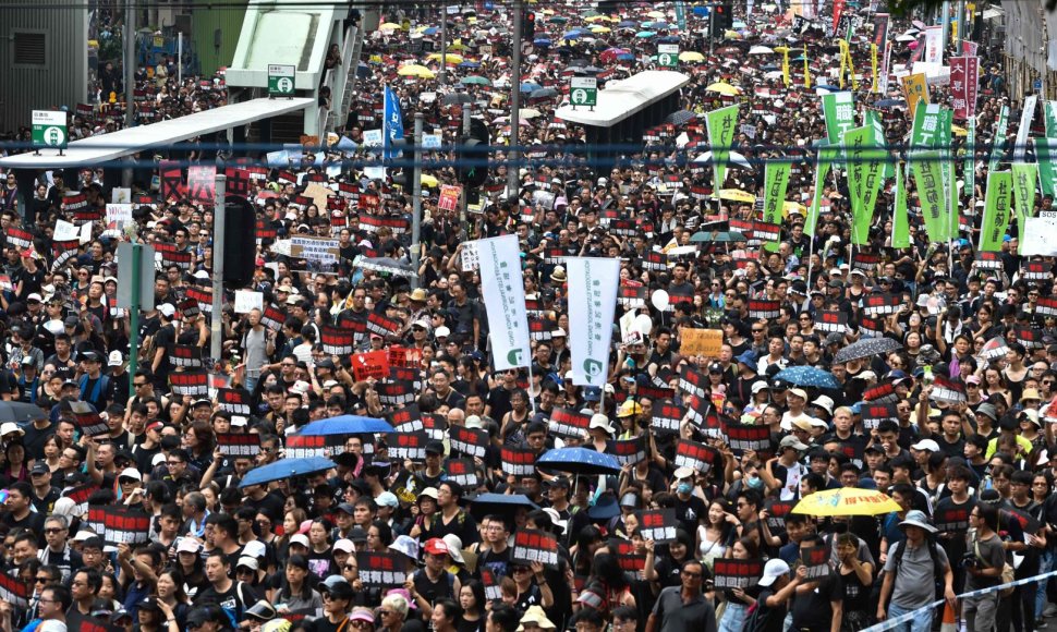 Į Honkongo gatves išėjo tūkstančiai protestuotojų