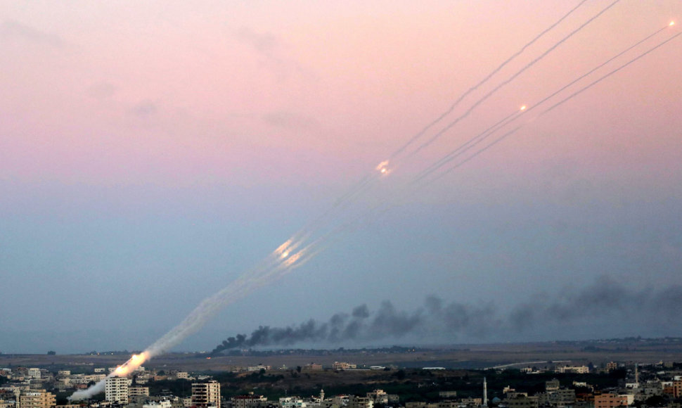 „Hamas“ paleistos raketos skrieja Izraelio link