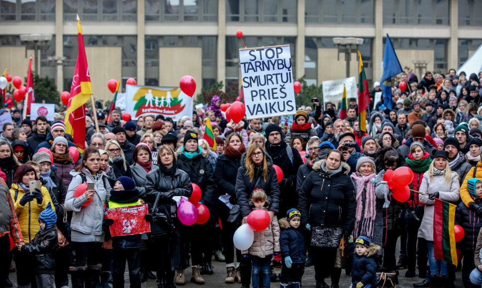 Vilniaus Nepriklausomybės aikštėje susidūrė dviejų skirtingų mitingų dalyviai.