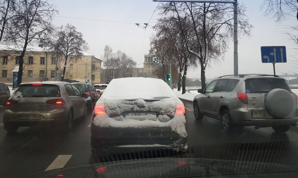 Automobilio galinis stiklas padengtas sniegu