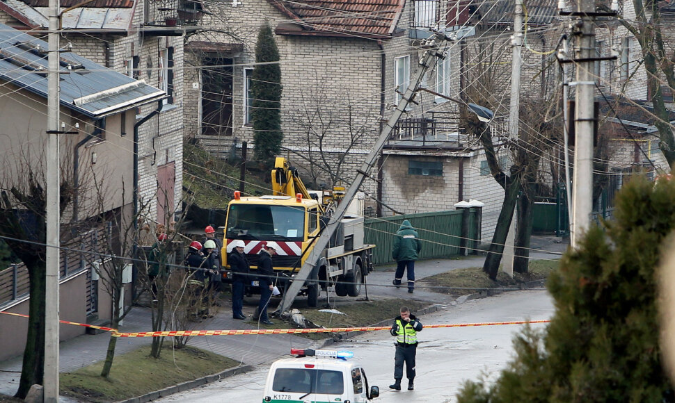 Pavojingai pasviręs stulpas