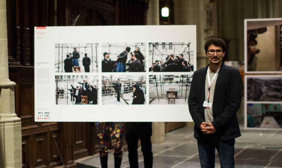 Arashas Khamooshi, „Nenumatytų naujienų“ nuotraukų serijos III vietos laimėtojas, greta savo fotoistorijos, De Nieuwe Kerk bažnyčioje.