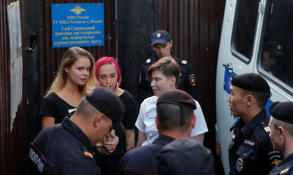 Vos paleistos i&scaron; are&scaron;to &bdquo;Pussy riot&ldquo; narės vėl buvo sulaikytos.