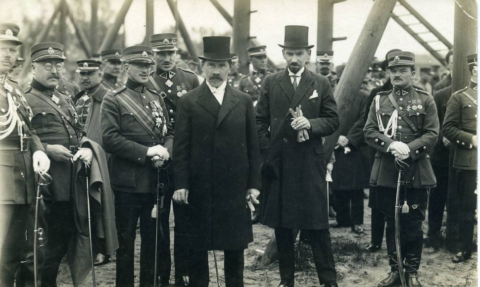 Prezidentas Antanas Smetona su karininkais 1929 m.