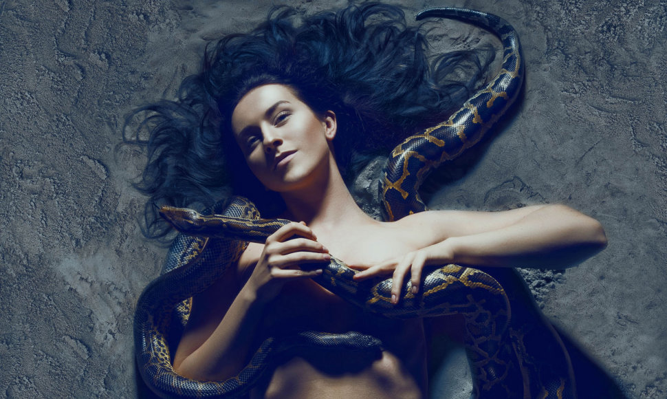 Dainininkė Catrinah nusifotografavo su gyvatėmis