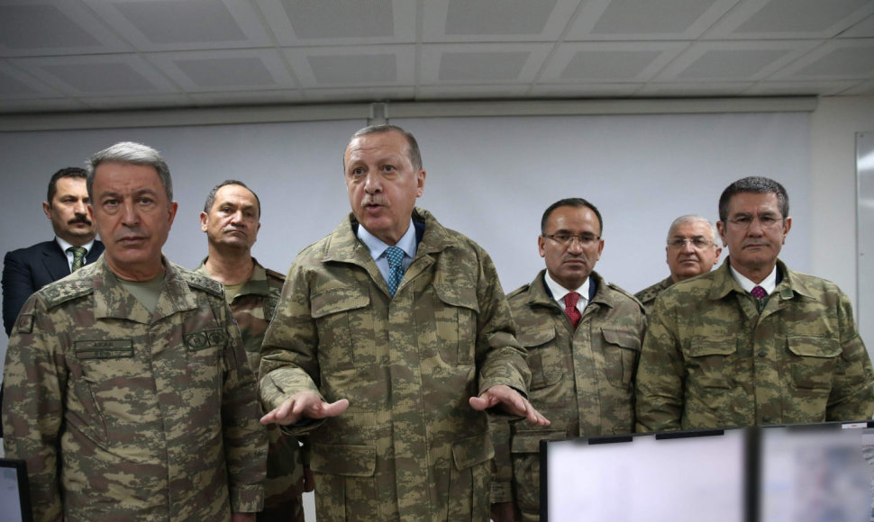 R.T.Erdoganas su Turkijos kariškiais