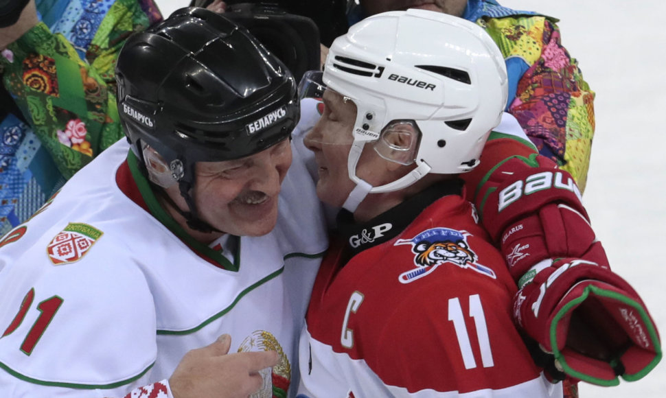 V.Putinas ir A.Lukašenka žaidė ledo ritulį