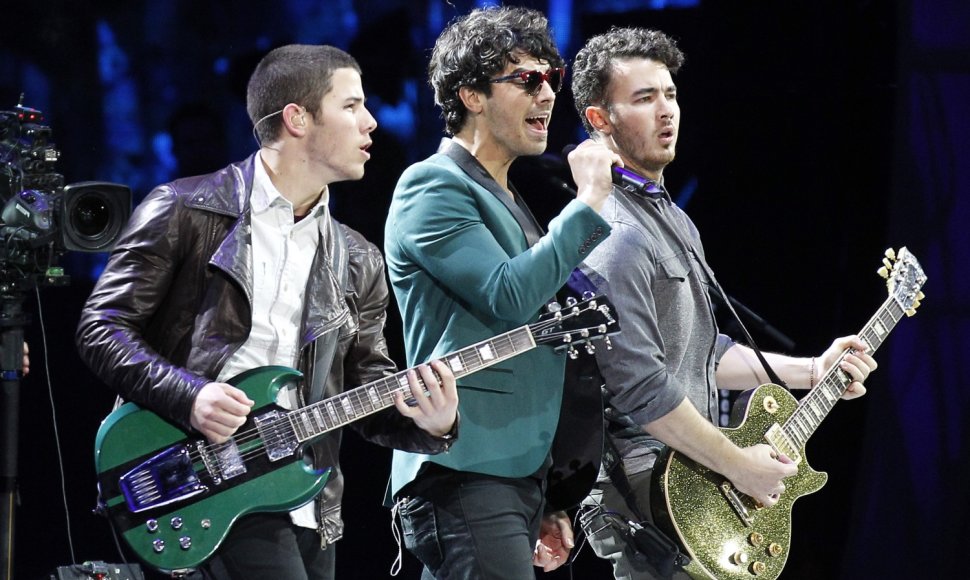 „Jonas Brothers“ (iš kairės): Nickas Jonas, Joe Jonas ir Kevinas Jonas