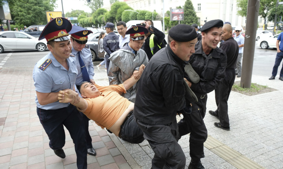 Policija sulaiko protestuotoją Kazachstane