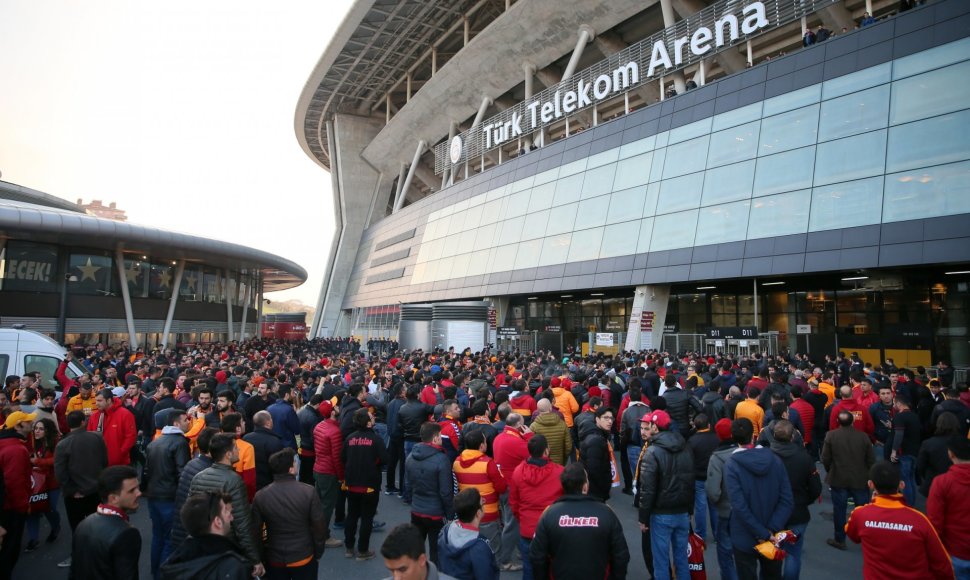 Sirgaliai Turkijoje prie stadiono