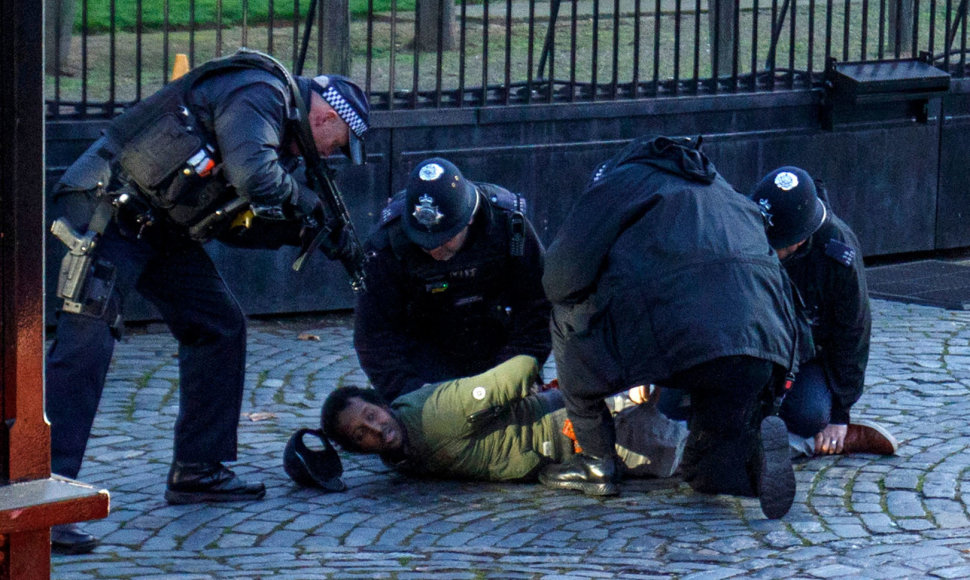 Ginkluota policija prie Jungtinės Karalystės parlamento sulaikė įtartiną vyrą