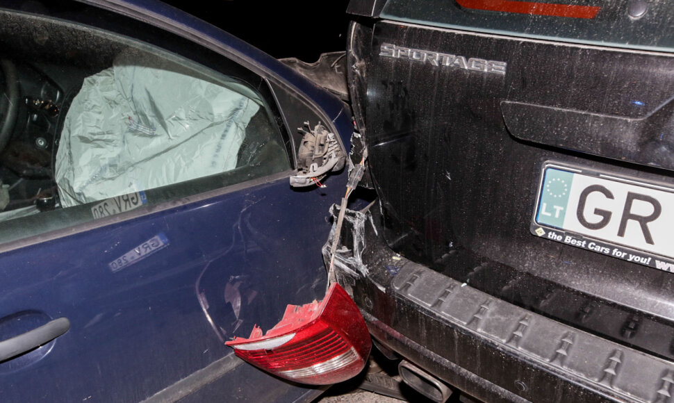 Girtas senjoras apdaužė 4 automobilius