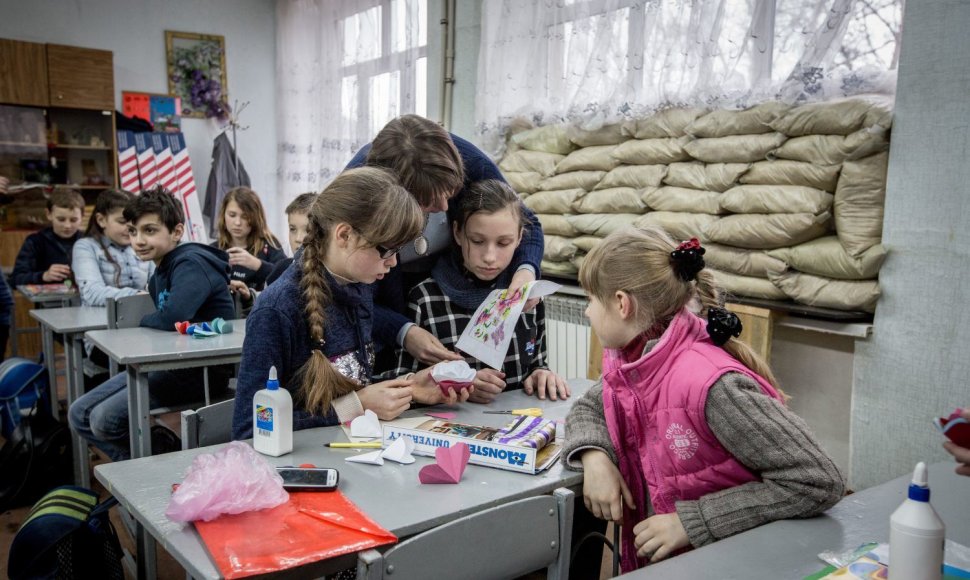 Mokykla Ukrainos kare – su smėlio maišais ant langų ir požemine slėptuve