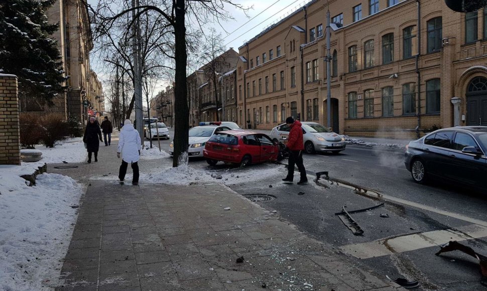 Avarija Pamėnkalnio gatvėje Vilniuje: „Honda“ rėžėsi į stulpą