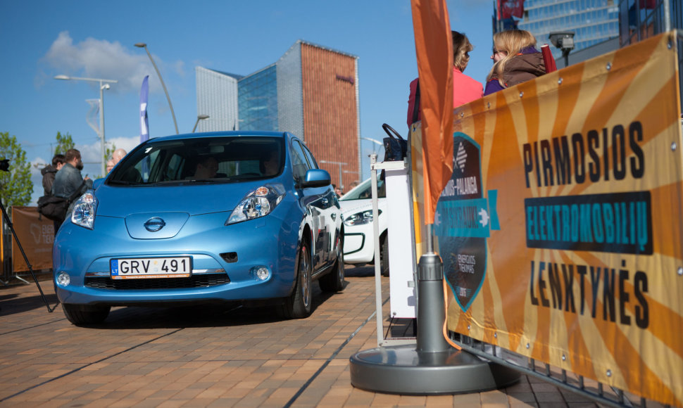 Elektromobilių maratone varžysis Nissan „Leaf“