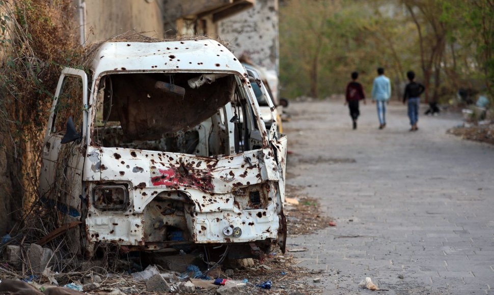 Kulkų suvarpytas autobusiuks Jemene