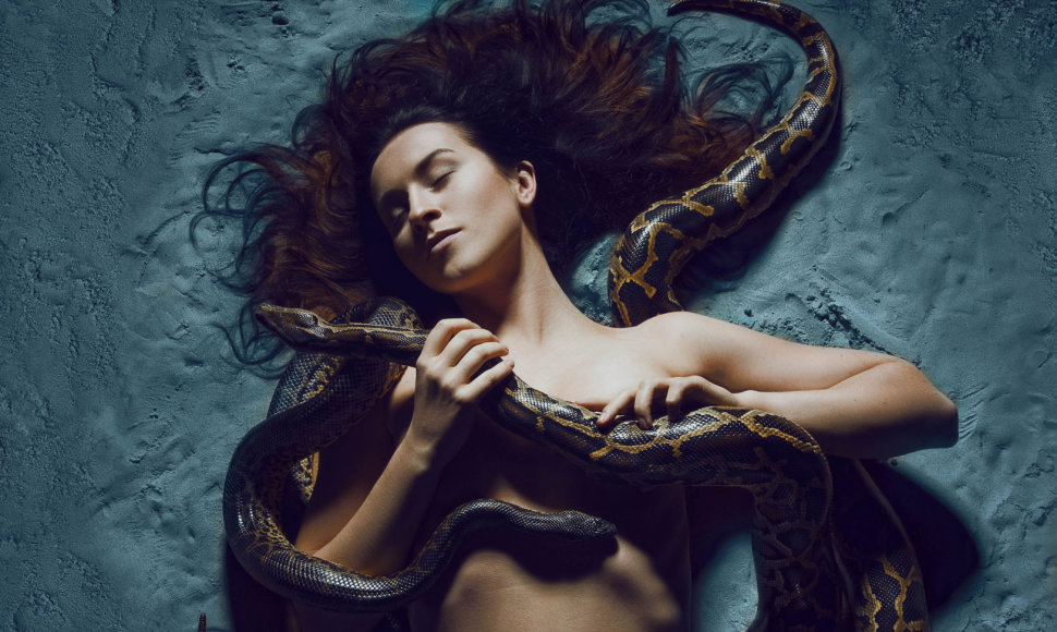 Dainininkės Catrinah fotosesija su gyvatėmis