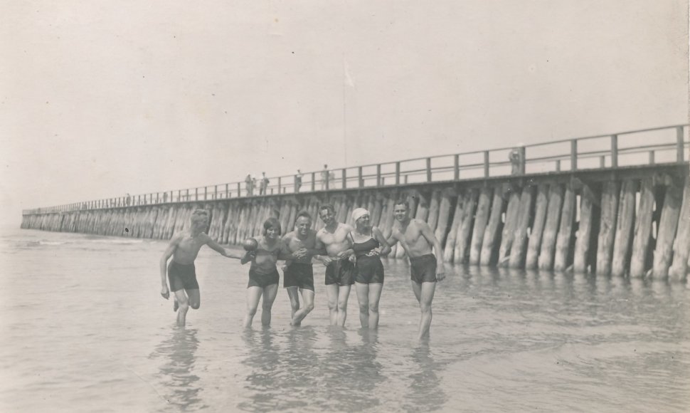 Mokytojas Bronislovas Žiaunys (iš kairės 3-ias) su draugais prie Palangos tilto. 1934 m. 
