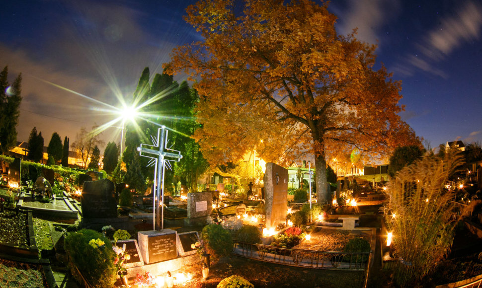 Žvakių šviesa kapinėse