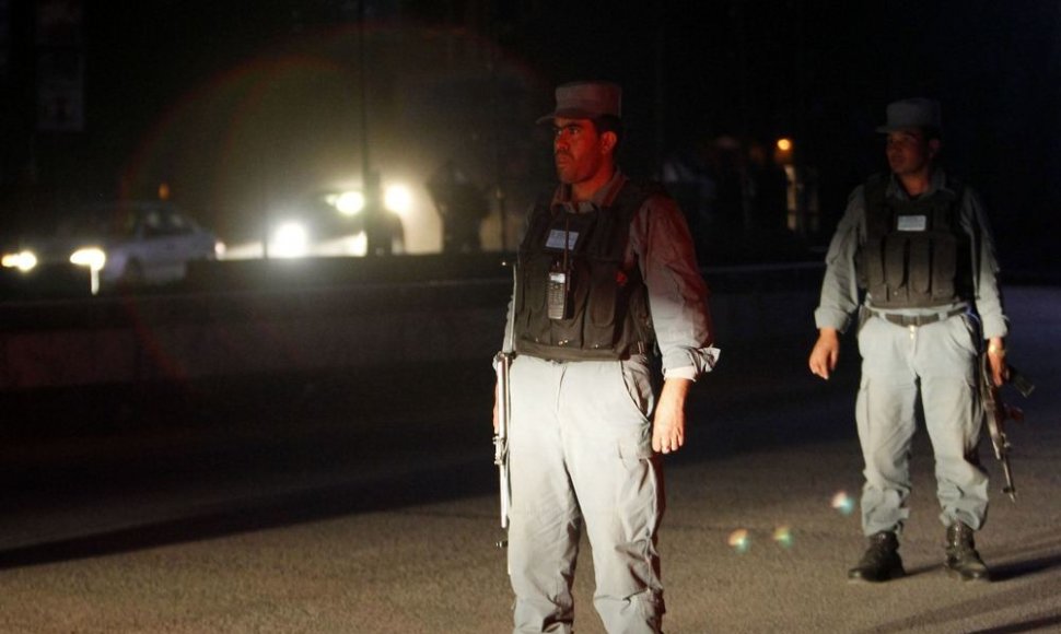 Afganistano policininkai blokuoja kelią.