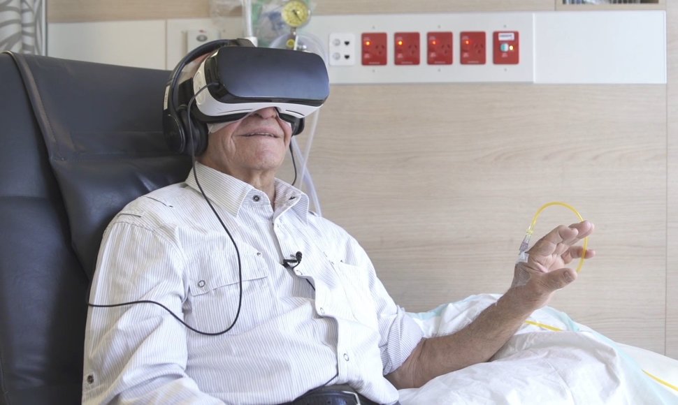 Pacientai naudojasi virtualios realybės akiniais.