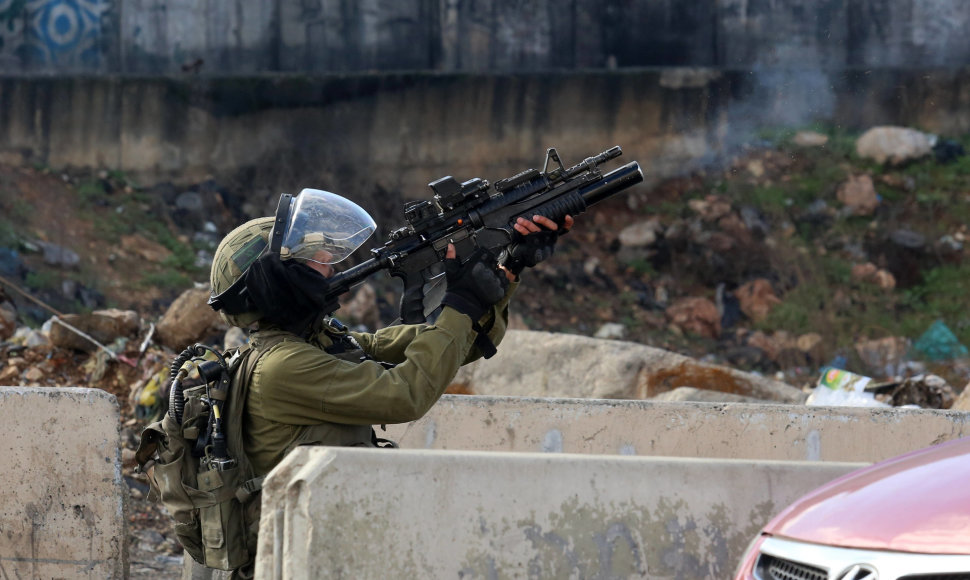 Izraelio karys taikosi į protestuojančius palestiniečius Vakarų Krante