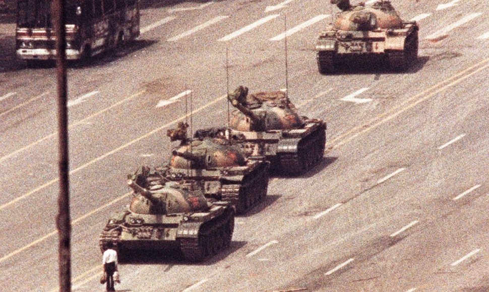 Pekine vyras užstojo kelią į Tiananmenio aikštę važiuojantiems tankams (1989 m. birželio 5 d.)