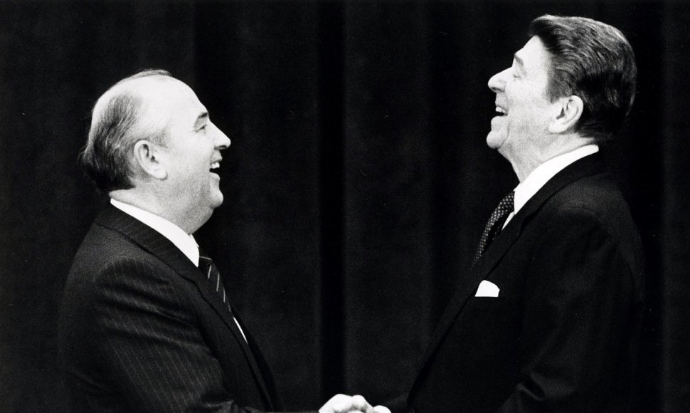 Sovietų sąjungos lyderis Michailas Gorbačiovas ir JAV prezidentas Ronaldas Reaganas (1985 m.) 