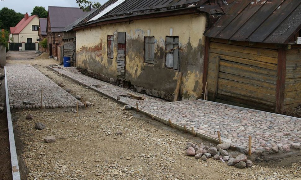 Kėdainių miesto senamiestyje esančioje Žydų gatvėje prasidėjo darbai – akmenimis grindžiamas grindinys