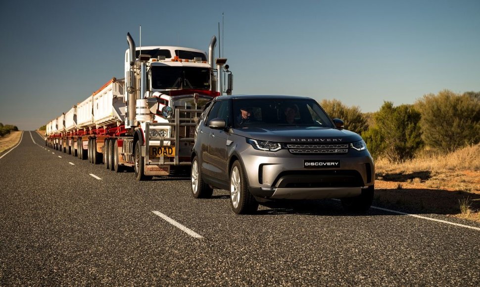 „Land Rover Discovery“ vilko 110 tonų svorio priekabų vilkstinę