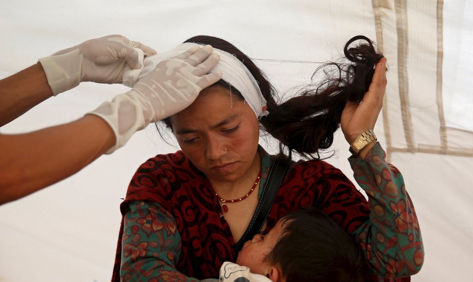 Žemės drebėjimo nuniokotame Nepale gyvenimas grįžta į vėžes 