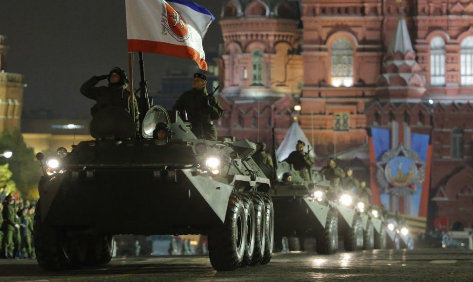 Rusijos su kariai su karinė technika dalyvavo parado repeticijoje Maskvoje