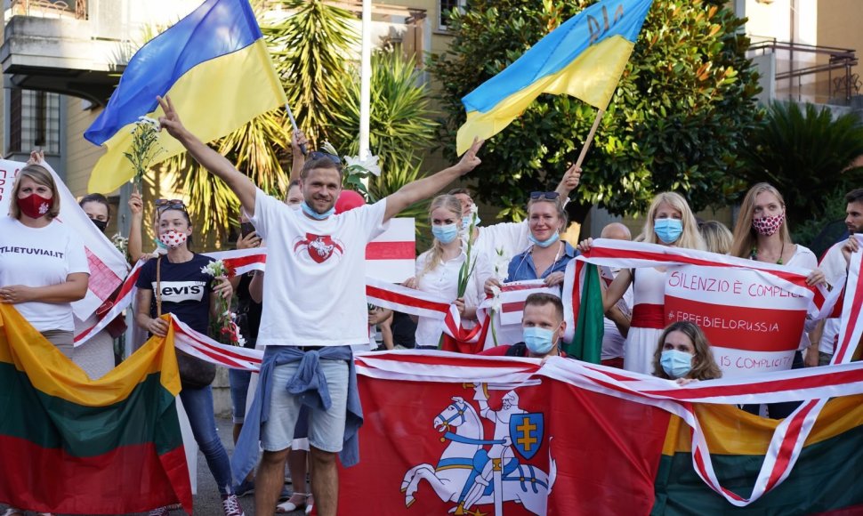 Lietuvių bendruomenės Romoje protesto akcija 2020 m. rugpjūtį prie Rusijos ambasados dėl Baltarusijos