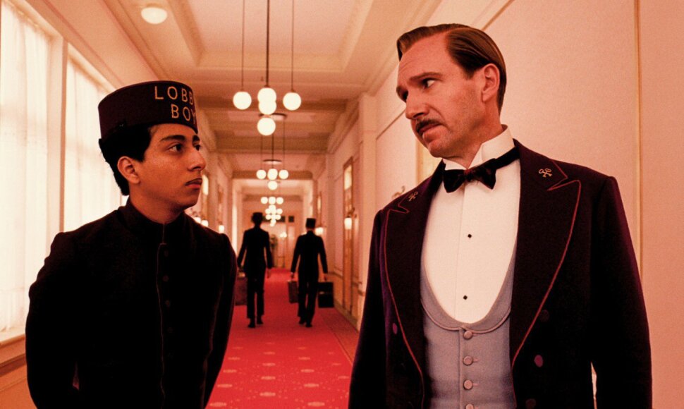 Tony Revolori ir Ralphas Fiennesas filme &bdquo;Vie&scaron;butis &bdquo;Didysis Budape&scaron;tas&ldquo;