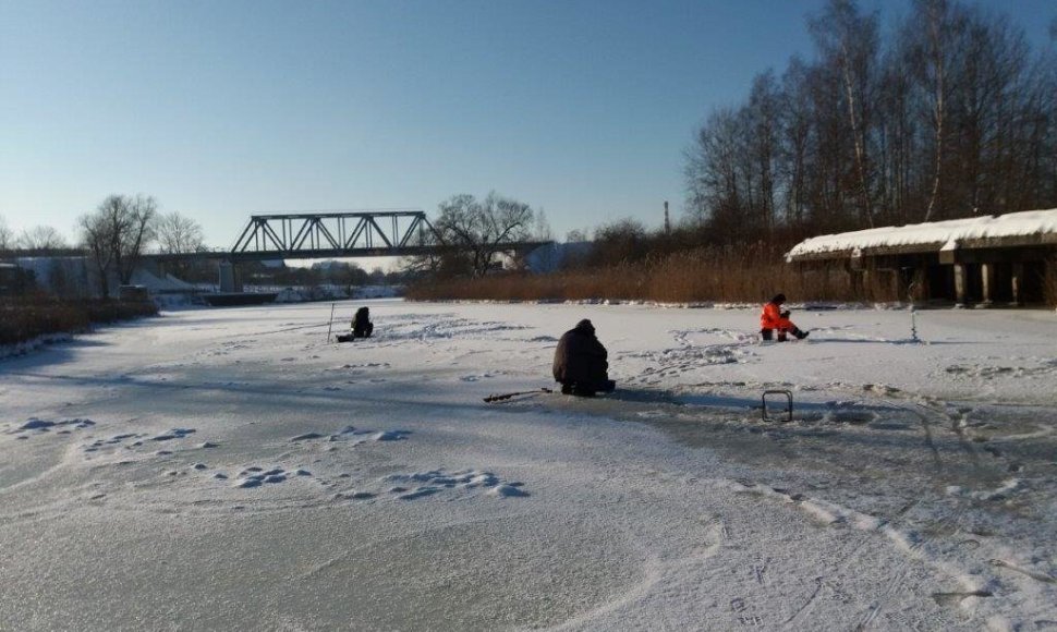 Žvejai ant užšalusios Danės