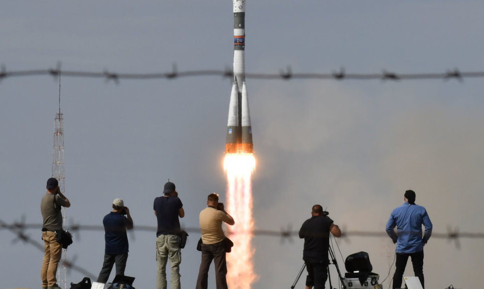 Kyla raketa „Sojuz-FG“, gabenanti naują TKS įgulą